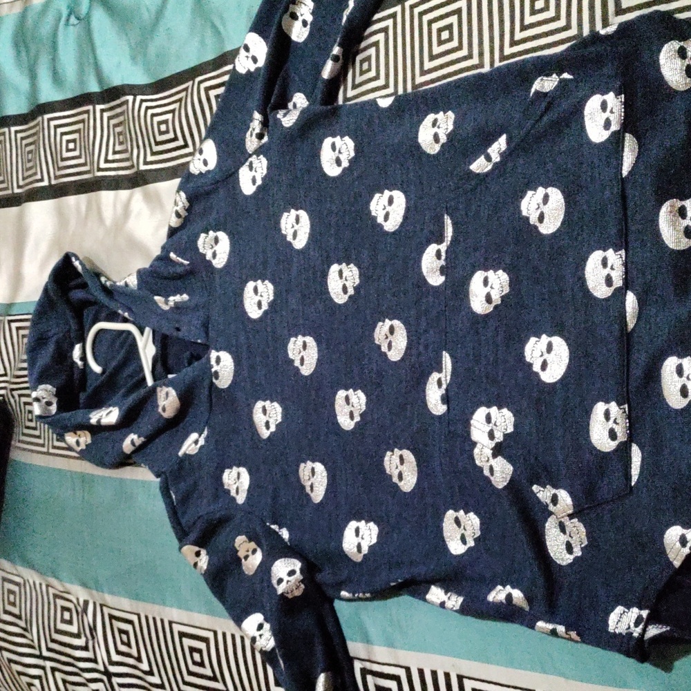Blue cove, silver skull. "No Boundaries" sweater.